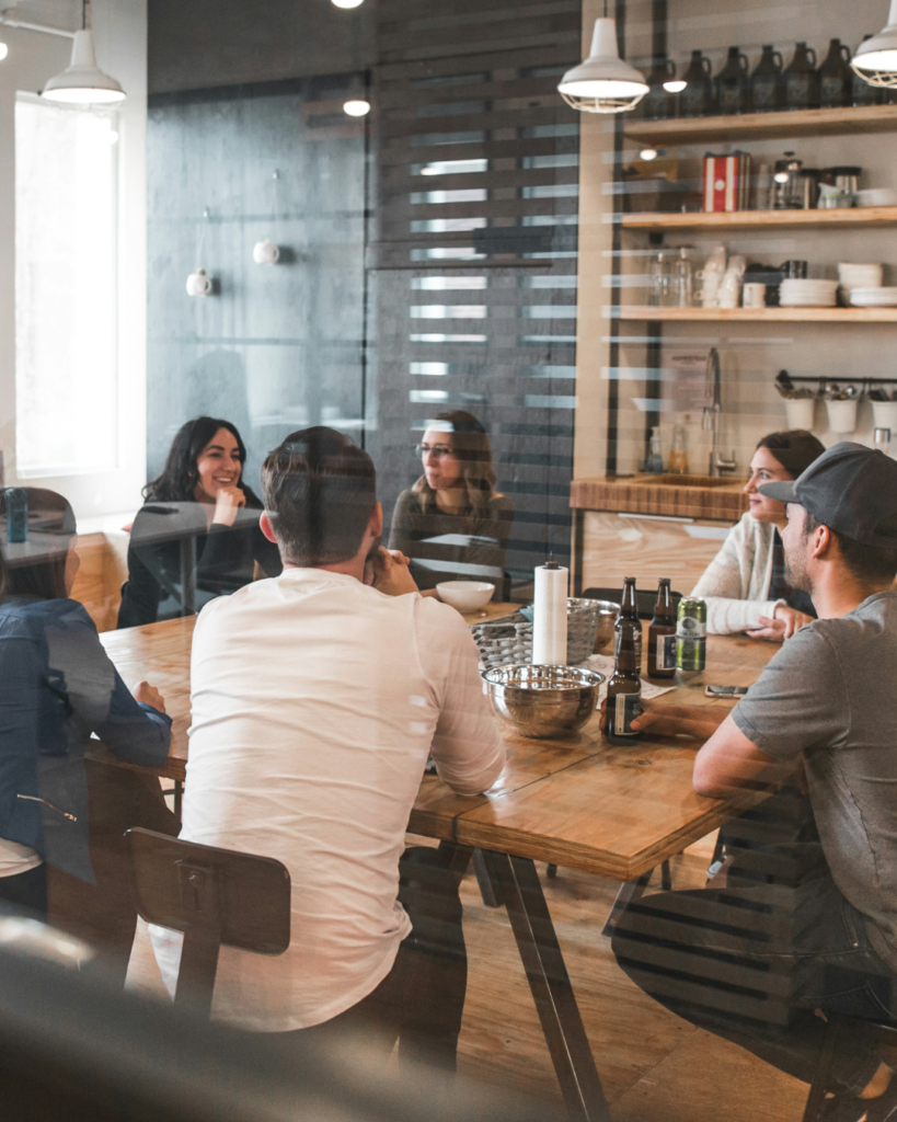 Groupe de travail en réunion - atelier collaboratif diagnostic RSE