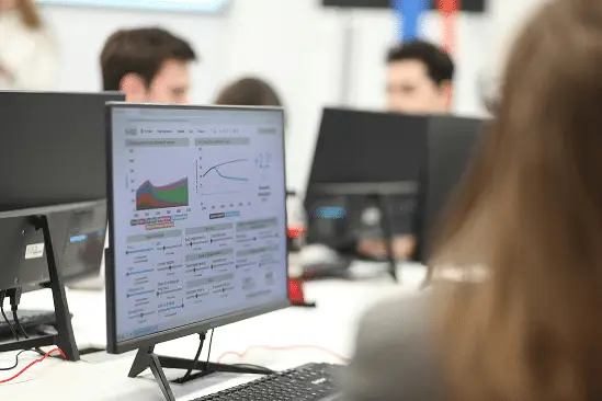 Suivi des indicateurs d'un plan d'actions stratégie RSE sur ordinateur