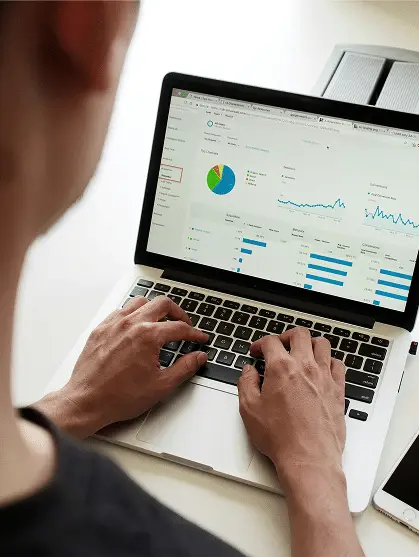 Consultant RSE accompagnant une PME dans sa démarche responsable