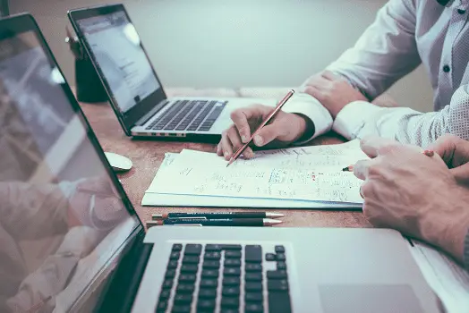 Équipe réalisant un diagnostic RSE en entreprise