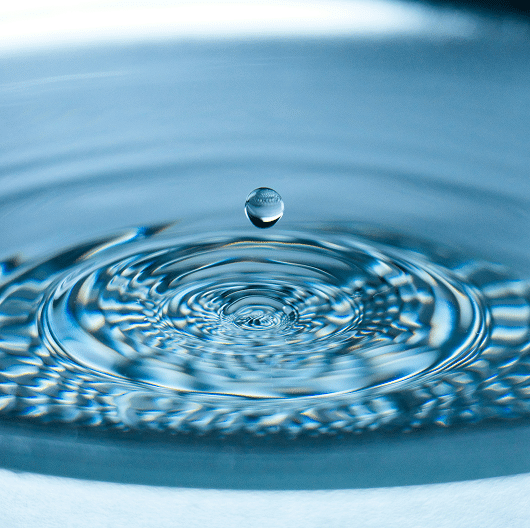 Une goutte qui tombe dans l'eau et fait des vagues - Message clé pour une communication RSE impactante et authentique