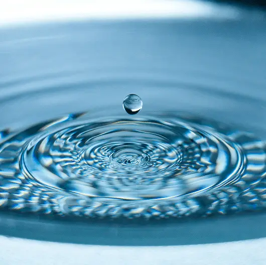 Une goutte qui tombe dans l'eau et fait des vagues - Message clé pour une communication RSE impactante et authentique