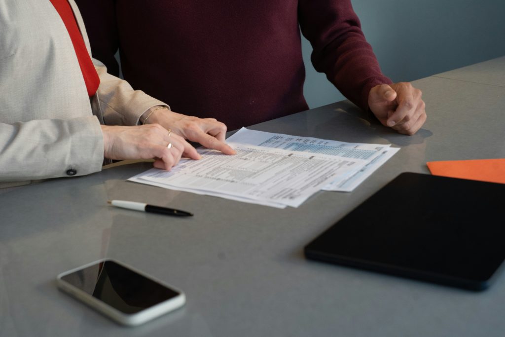 Feuille rse marché public sur un bureau