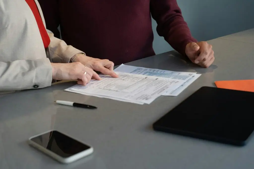 Feuille rse marché public sur un bureau