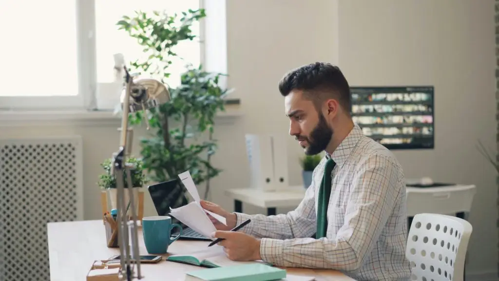 Un homme en chemise blanche à son bureau questionnaire rse