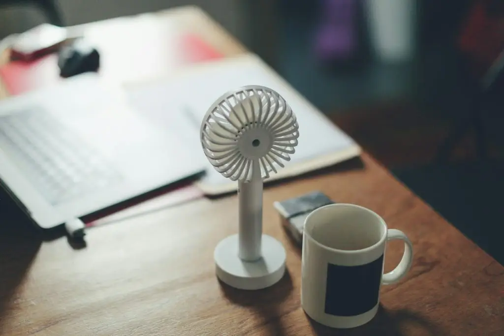 ventilateur sur un bureau
