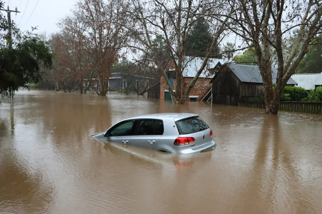 Voiture dans une zone inondée
